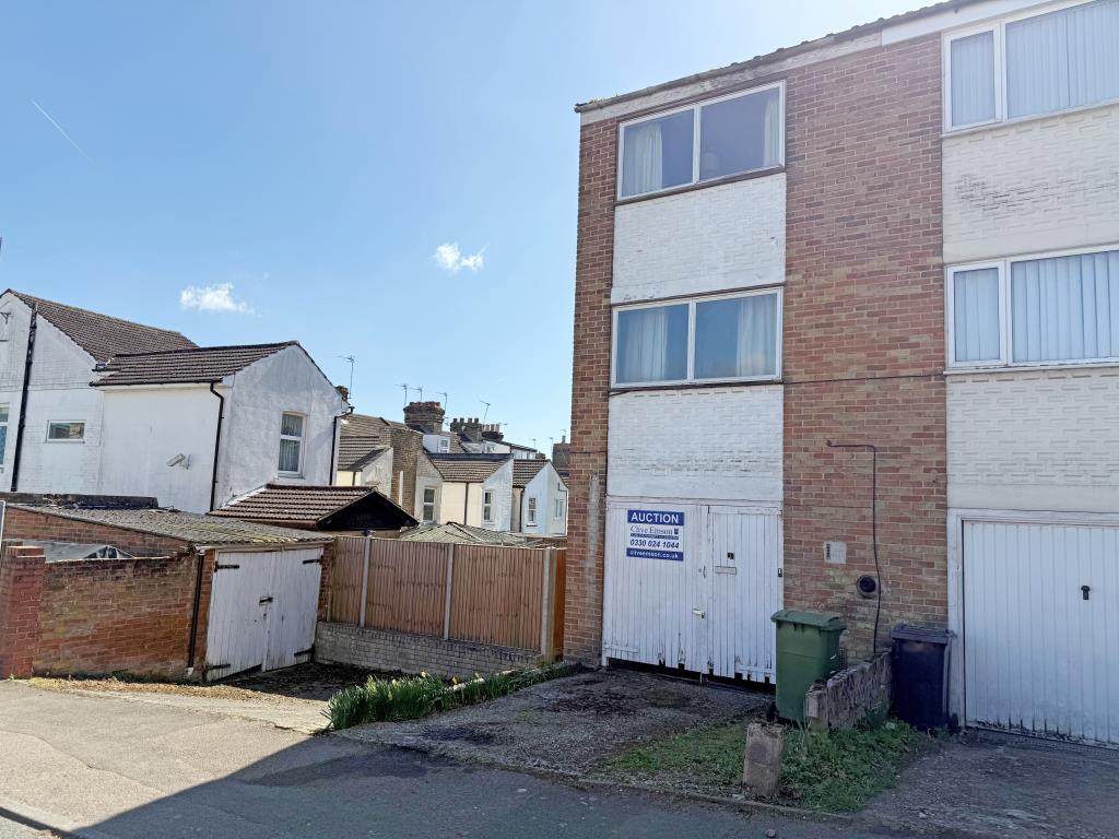Lot: 162 - END-TERRACE HOUSE FOR IMPROVEMENT - End of terrace house